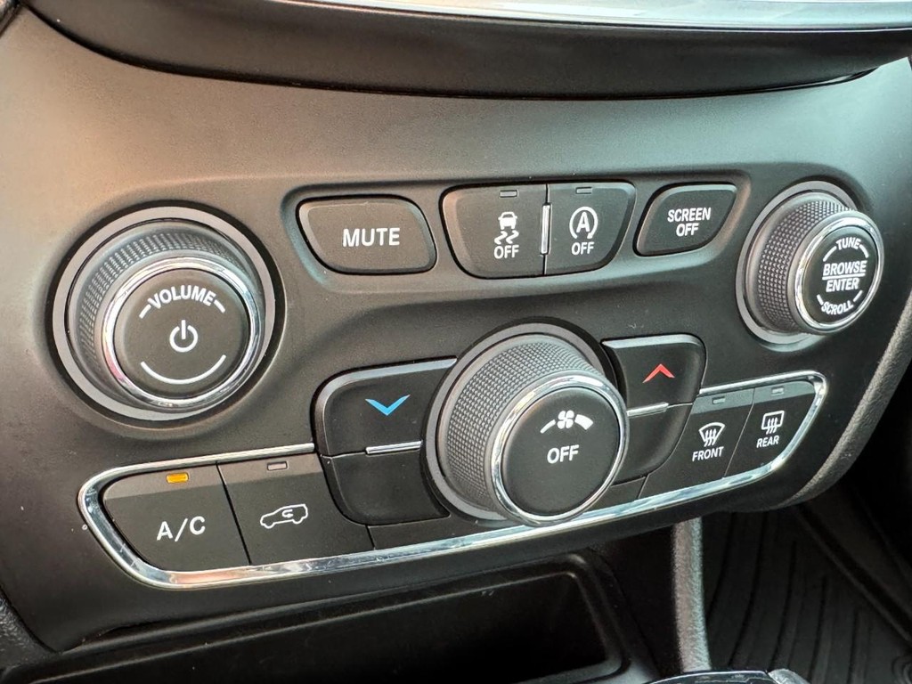 Jeep Cherokee Vehicle Full-screen Gallery Image 20