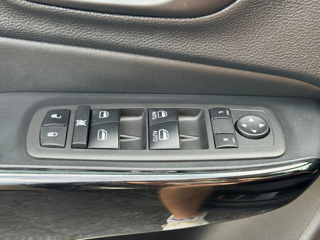 Jeep Cherokee Vehicle Full-screen Gallery Image 23