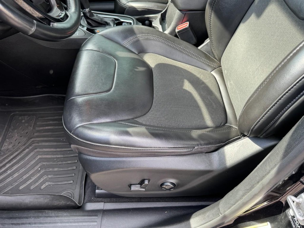 Jeep Cherokee Vehicle Full-screen Gallery Image 24