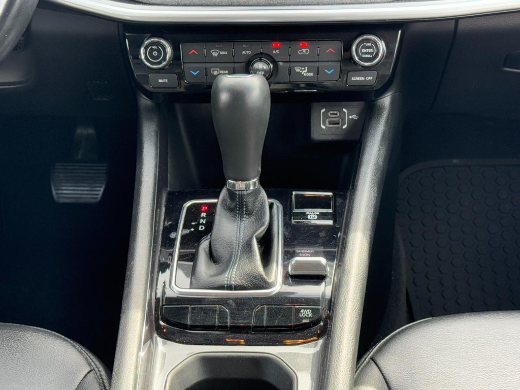 Jeep Compass Vehicle Full-screen Gallery Image 15