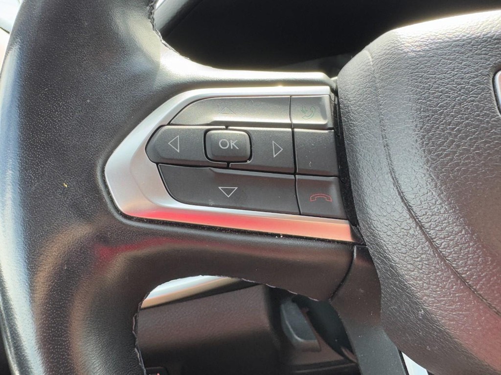 Jeep Compass Vehicle Full-screen Gallery Image 17