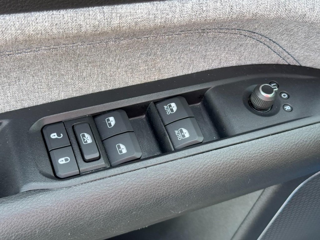 Jeep Compass Vehicle Full-screen Gallery Image 23