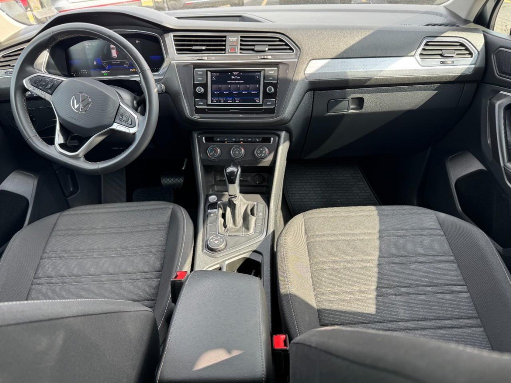 Volkswagen Tiguan Vehicle Full-screen Gallery Image 11