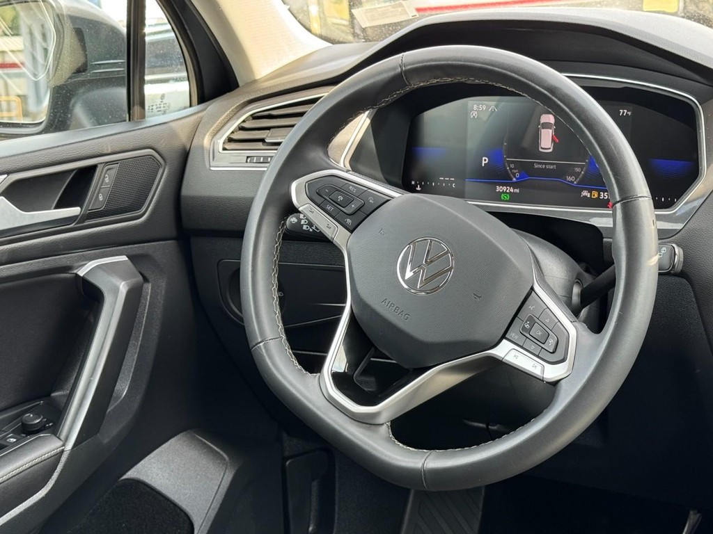 Volkswagen Tiguan Vehicle Full-screen Gallery Image 12