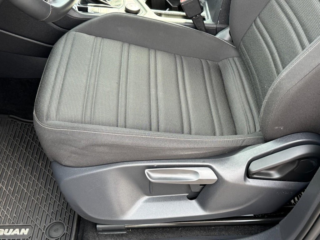 Volkswagen Tiguan Vehicle Full-screen Gallery Image 23