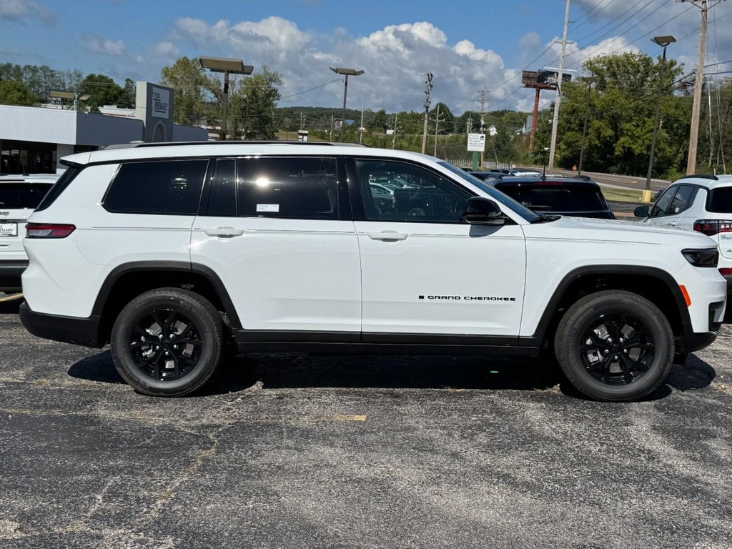 Jeep Grand Cherokee L Vehicle Full-screen Gallery Image 02