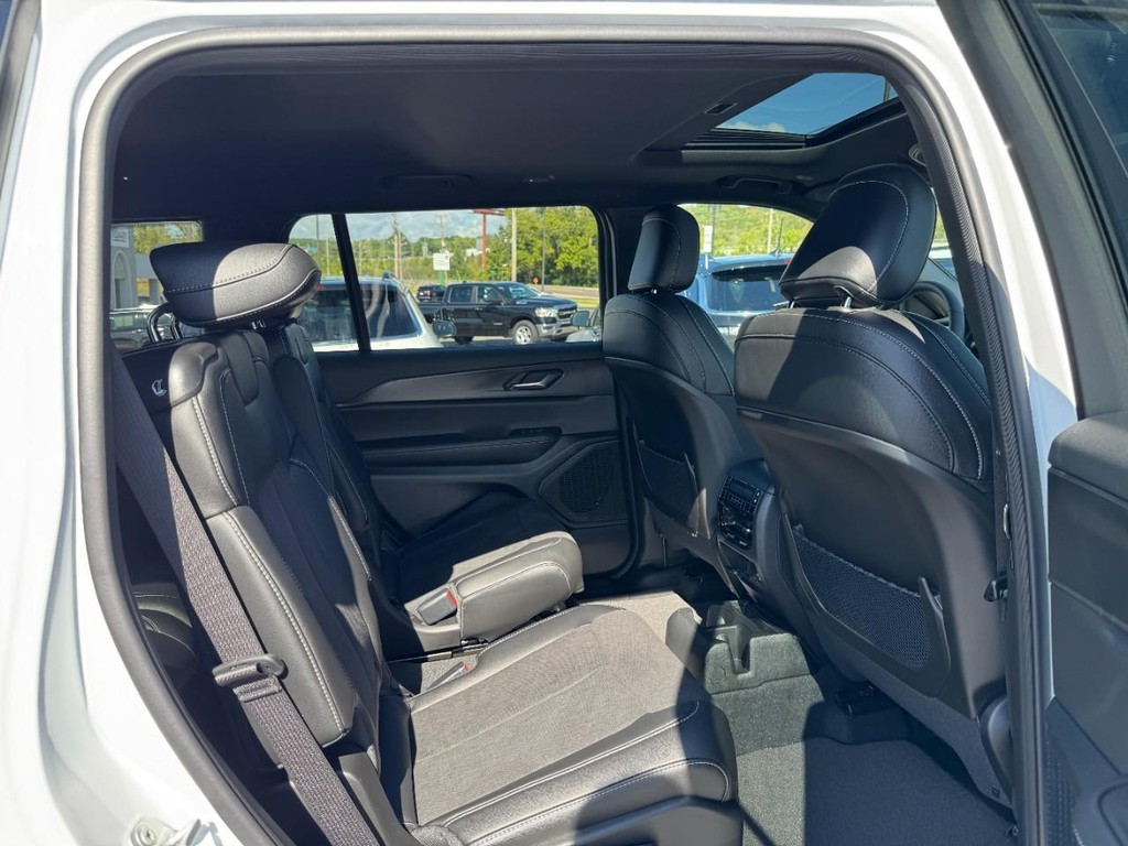 Jeep Grand Cherokee L Vehicle Full-screen Gallery Image 05