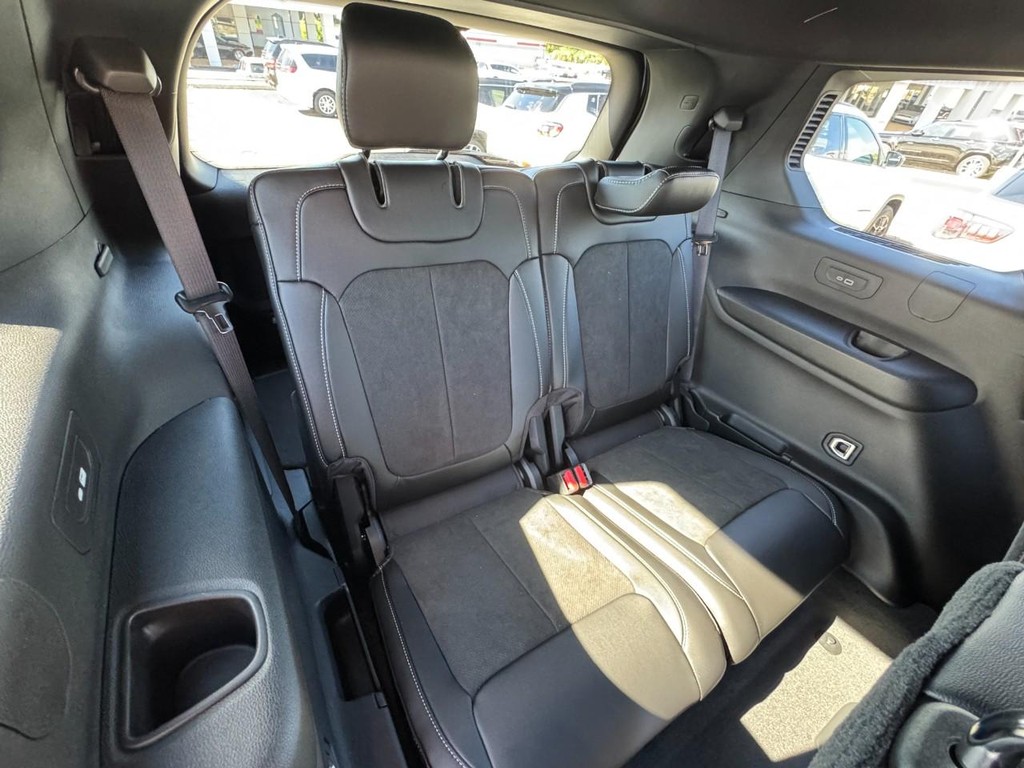 Jeep Grand Cherokee L Vehicle Full-screen Gallery Image 06