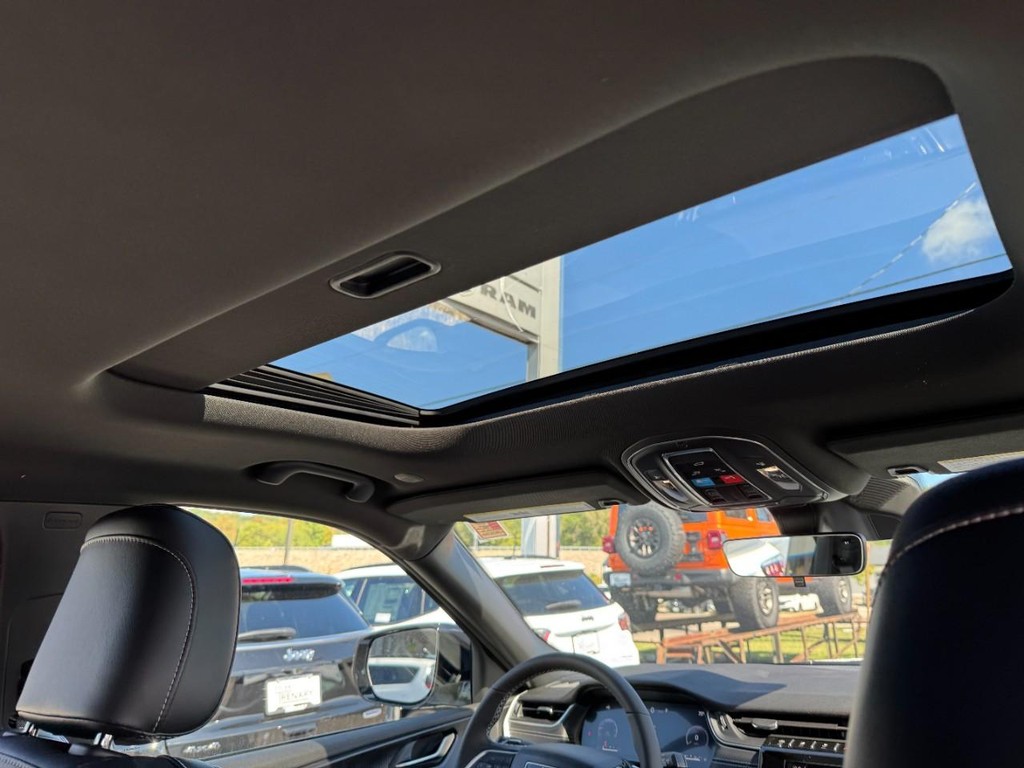 Jeep Grand Cherokee L Vehicle Full-screen Gallery Image 07