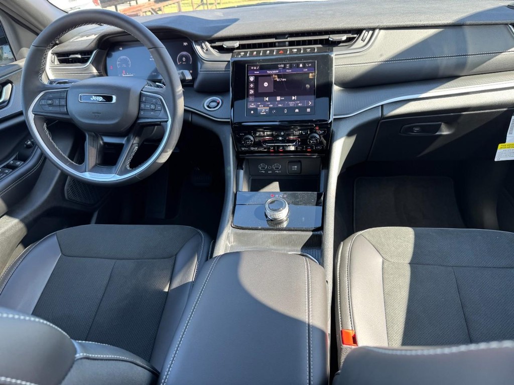 Jeep Grand Cherokee L Vehicle Full-screen Gallery Image 08