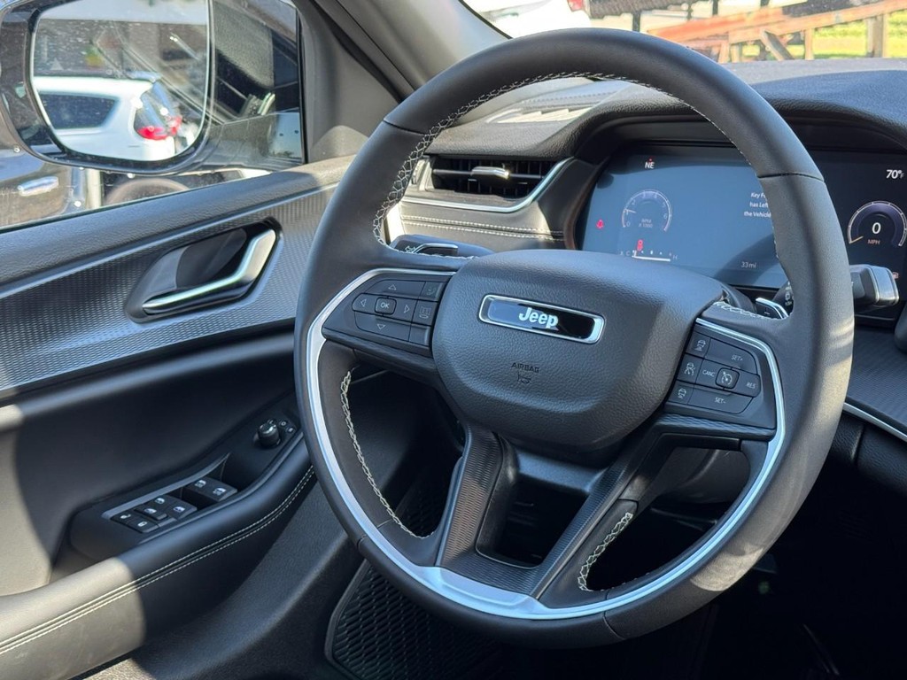 Jeep Grand Cherokee L Vehicle Full-screen Gallery Image 09