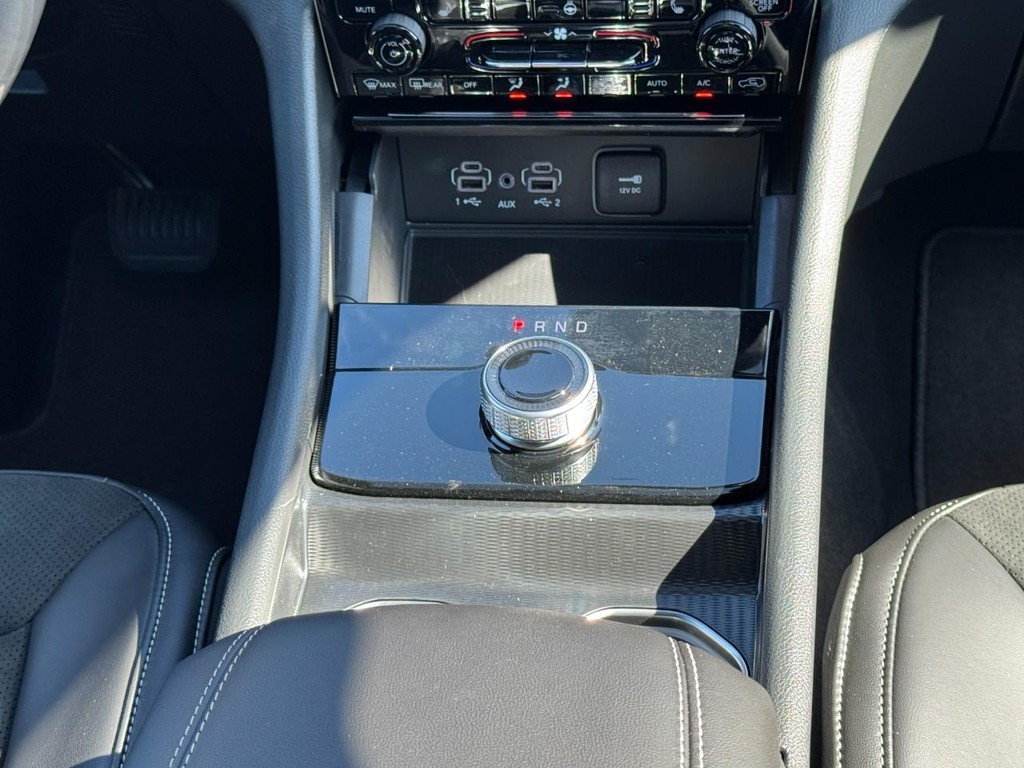 Jeep Grand Cherokee L Vehicle Full-screen Gallery Image 11