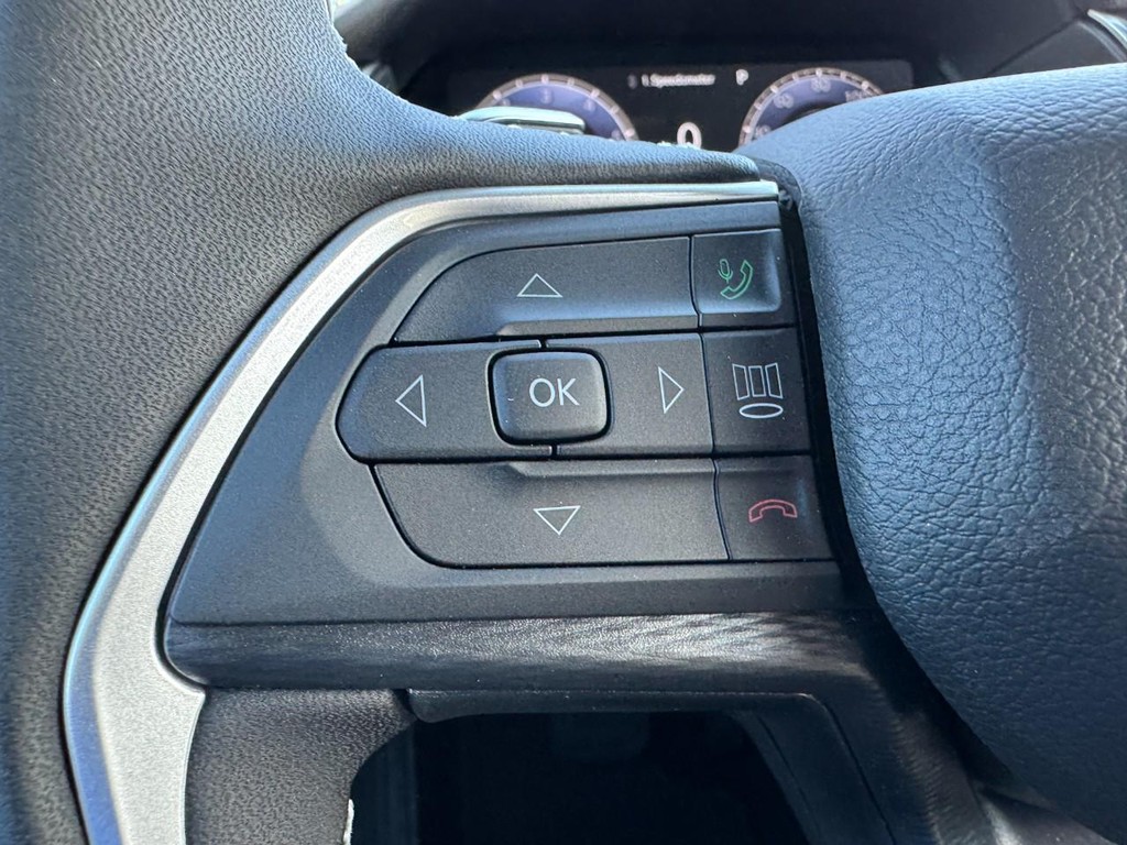 Jeep Grand Cherokee L Vehicle Full-screen Gallery Image 12