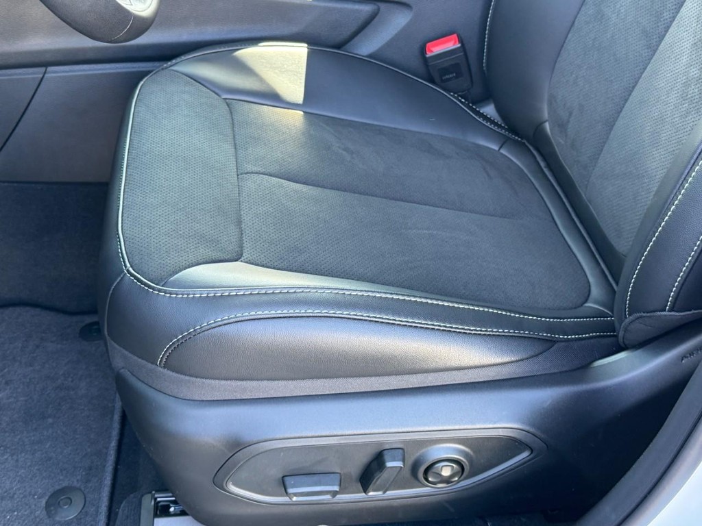 Jeep Grand Cherokee L Vehicle Full-screen Gallery Image 17