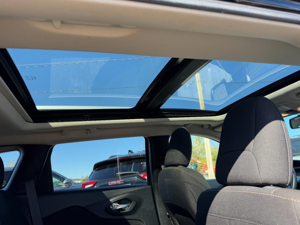 Jeep Cherokee Vehicle Full-screen Gallery Image 11