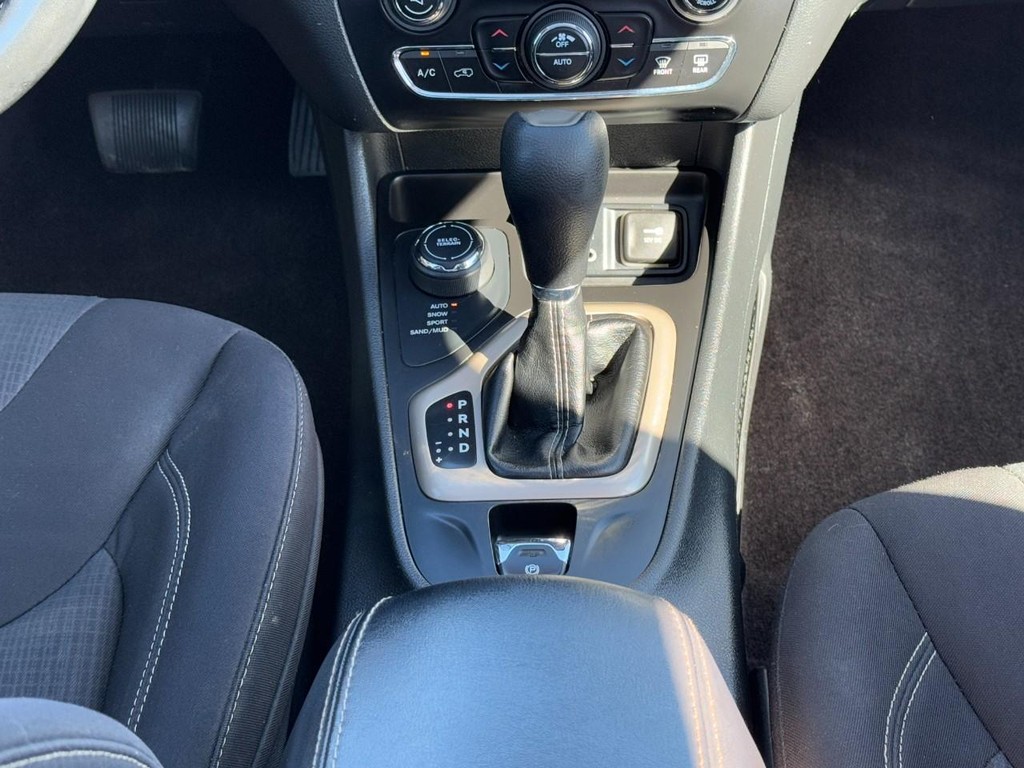 Jeep Cherokee Vehicle Full-screen Gallery Image 15