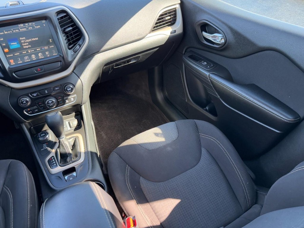 Jeep Cherokee Vehicle Full-screen Gallery Image 16