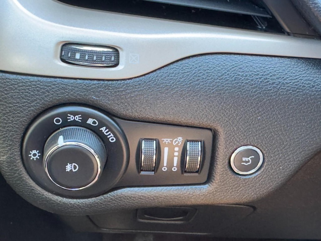 Jeep Cherokee Vehicle Full-screen Gallery Image 17