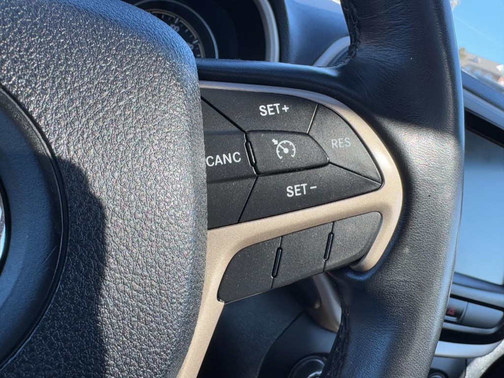 Jeep Cherokee Vehicle Full-screen Gallery Image 19