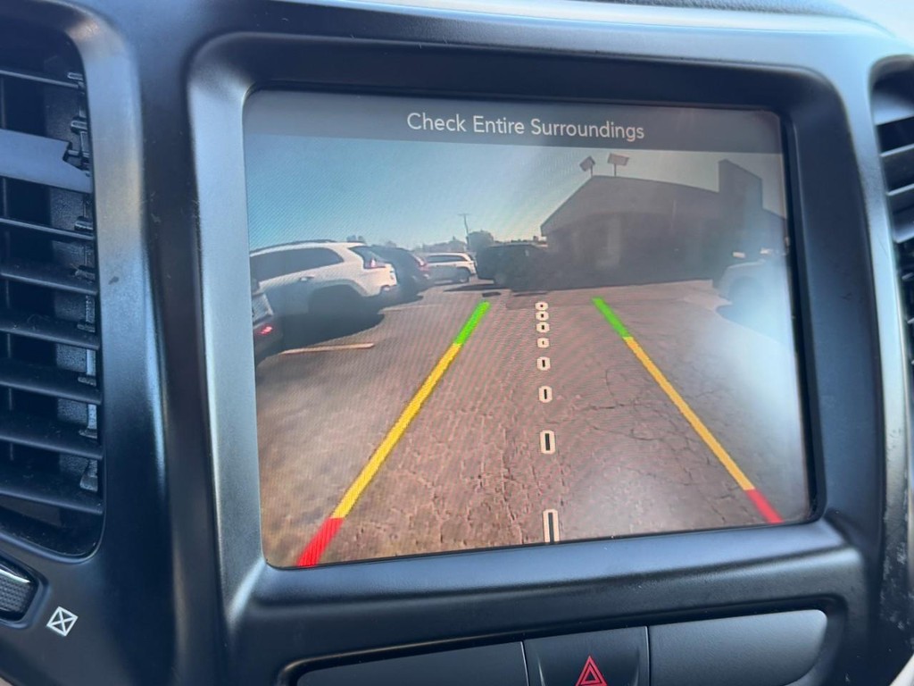 Jeep Cherokee Vehicle Full-screen Gallery Image 24