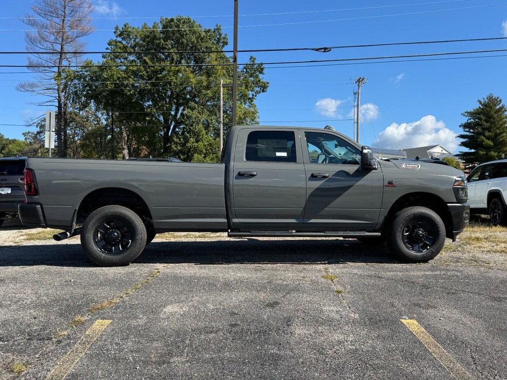 Ram 3500 Vehicle Full-screen Gallery Image 02