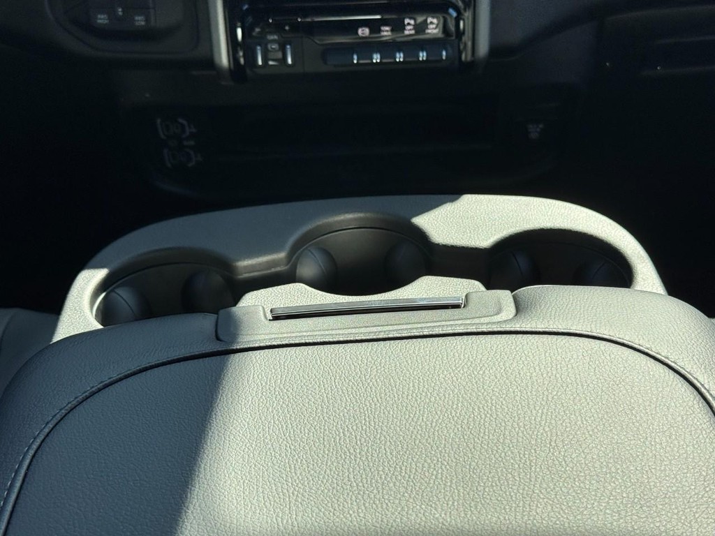 Ram 3500 Vehicle Full-screen Gallery Image 11