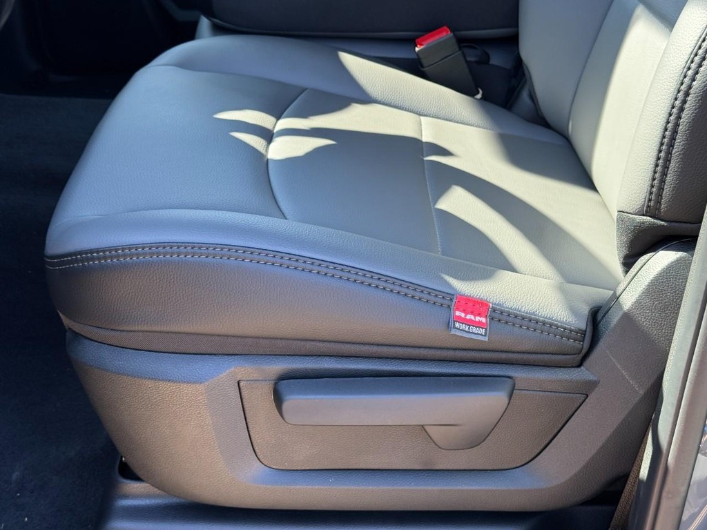 Ram 3500 Vehicle Full-screen Gallery Image 18