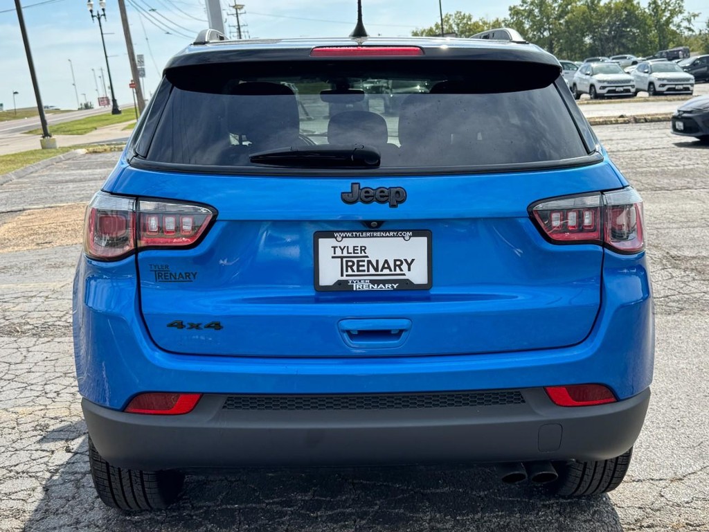 Jeep Compass Vehicle Full-screen Gallery Image 08