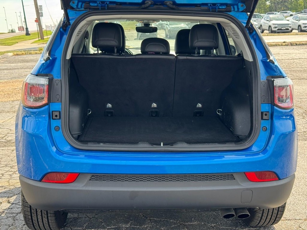 Jeep Compass Vehicle Full-screen Gallery Image 09