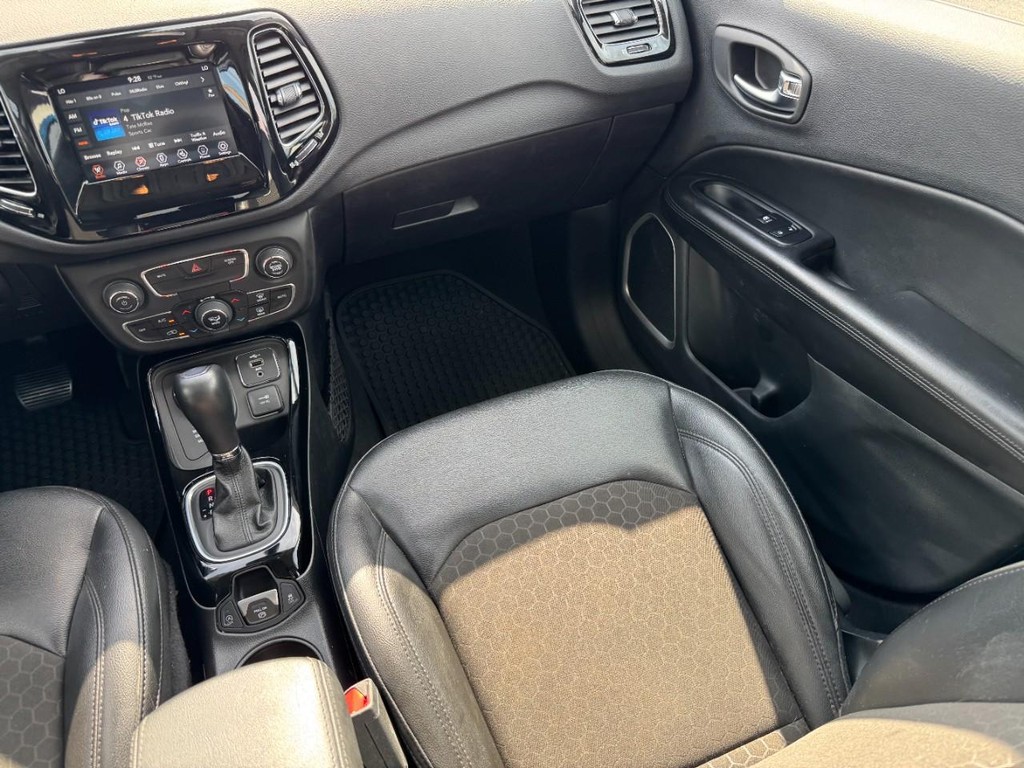 Jeep Compass Vehicle Full-screen Gallery Image 15