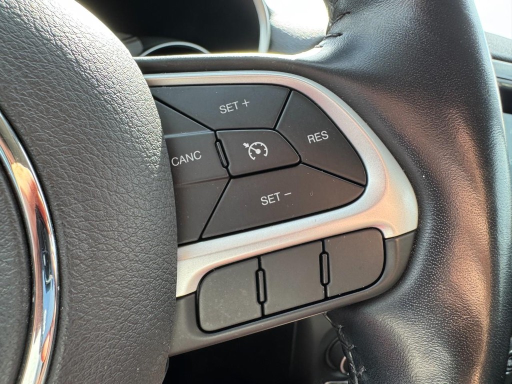 Jeep Compass Vehicle Full-screen Gallery Image 17