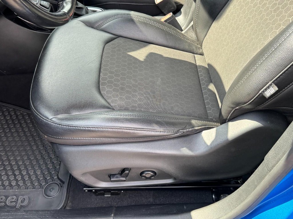 Jeep Compass Vehicle Full-screen Gallery Image 23