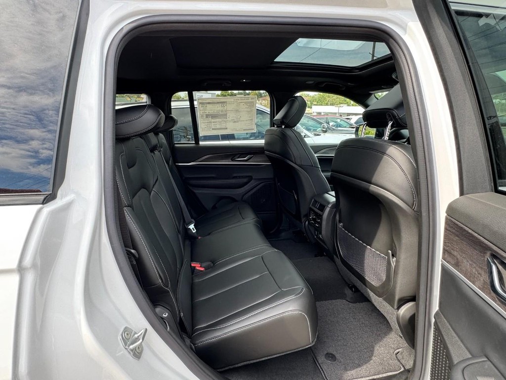 Jeep Grand Cherokee Vehicle Full-screen Gallery Image 05