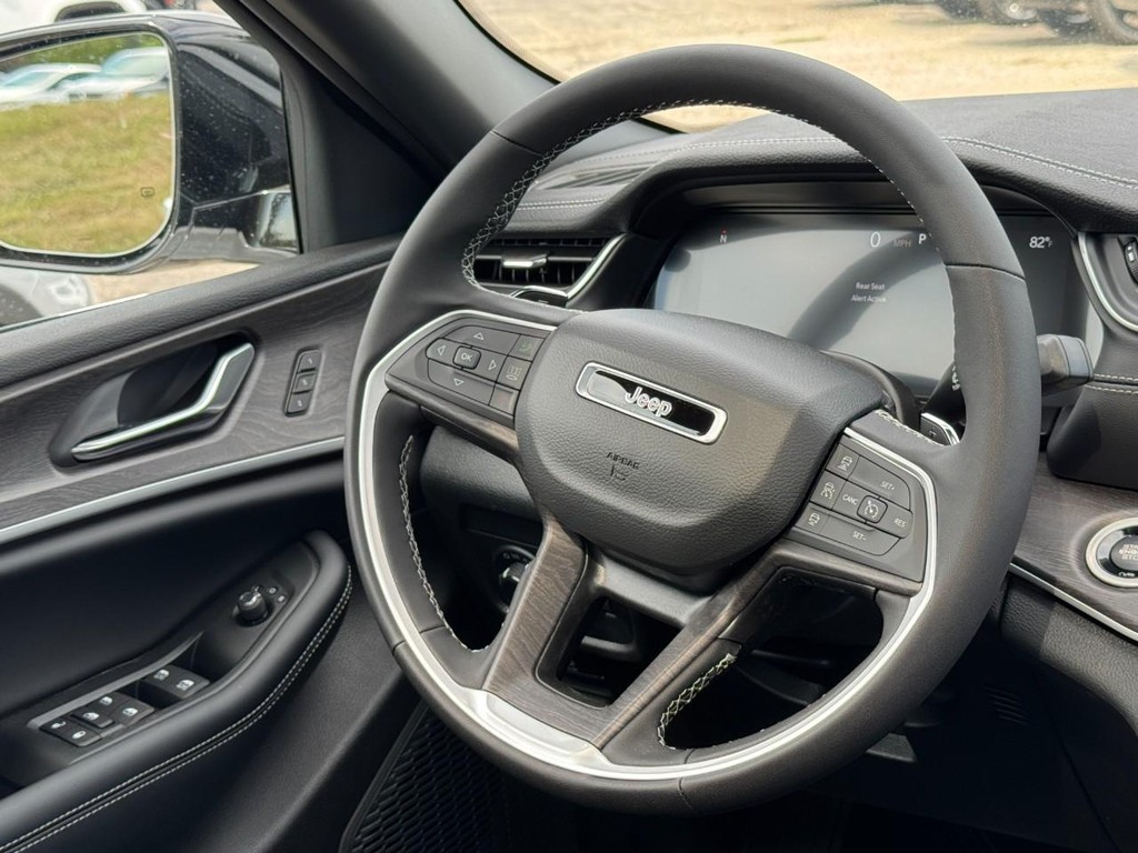 Jeep Grand Cherokee Vehicle Full-screen Gallery Image 07