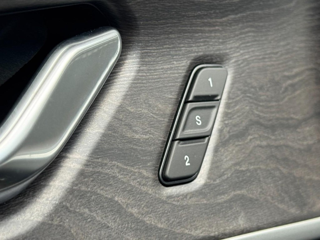 Jeep Grand Cherokee Vehicle Full-screen Gallery Image 10