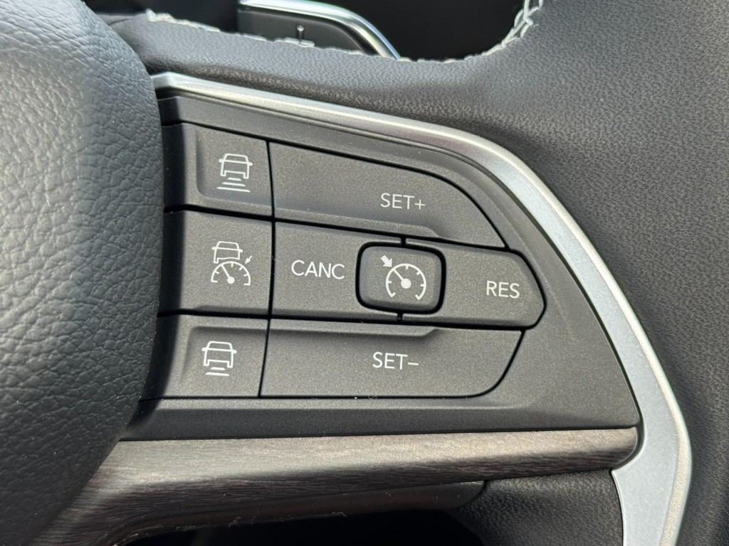 Jeep Grand Cherokee Vehicle Full-screen Gallery Image 12