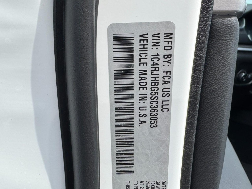 Jeep Grand Cherokee Vehicle Full-screen Gallery Image 19