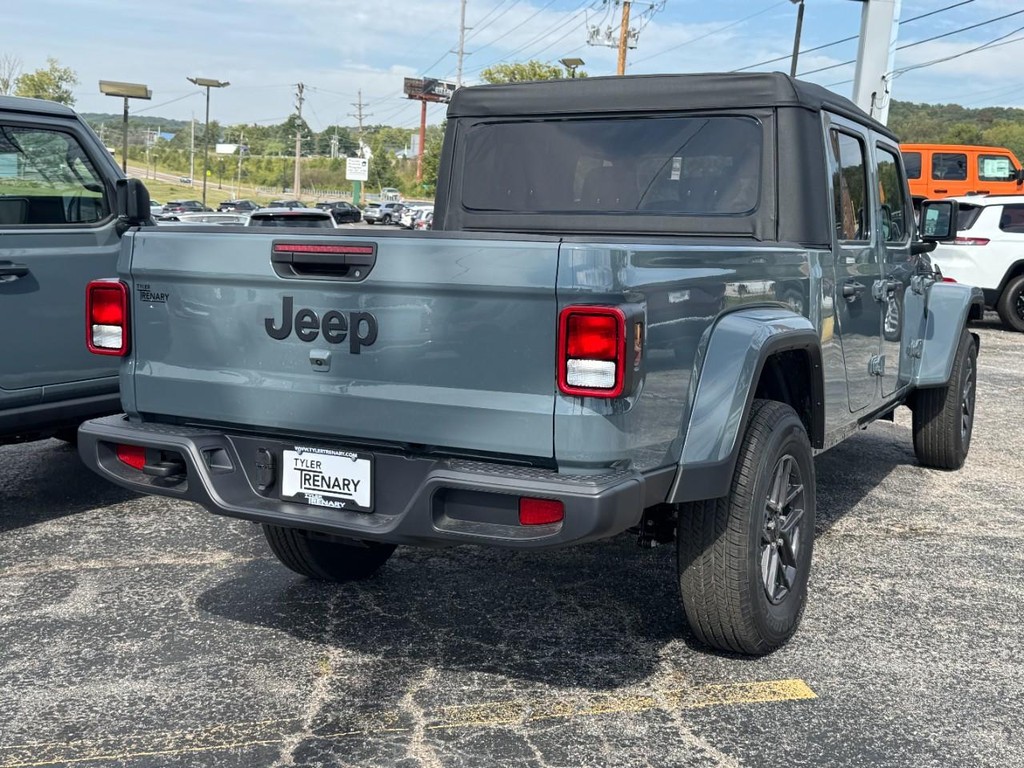 Jeep Gladiator Vehicle Full-screen Gallery Image 03