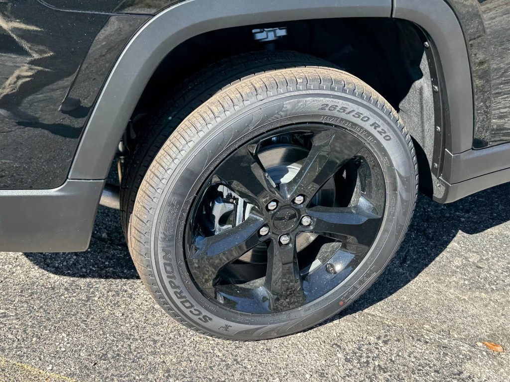 Jeep Grand Cherokee L Vehicle Full-screen Gallery Image 04