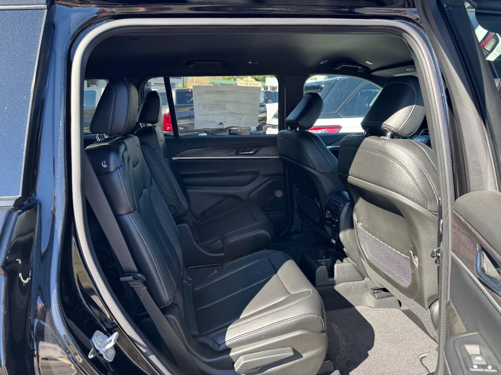 Jeep Grand Cherokee L Vehicle Full-screen Gallery Image 05