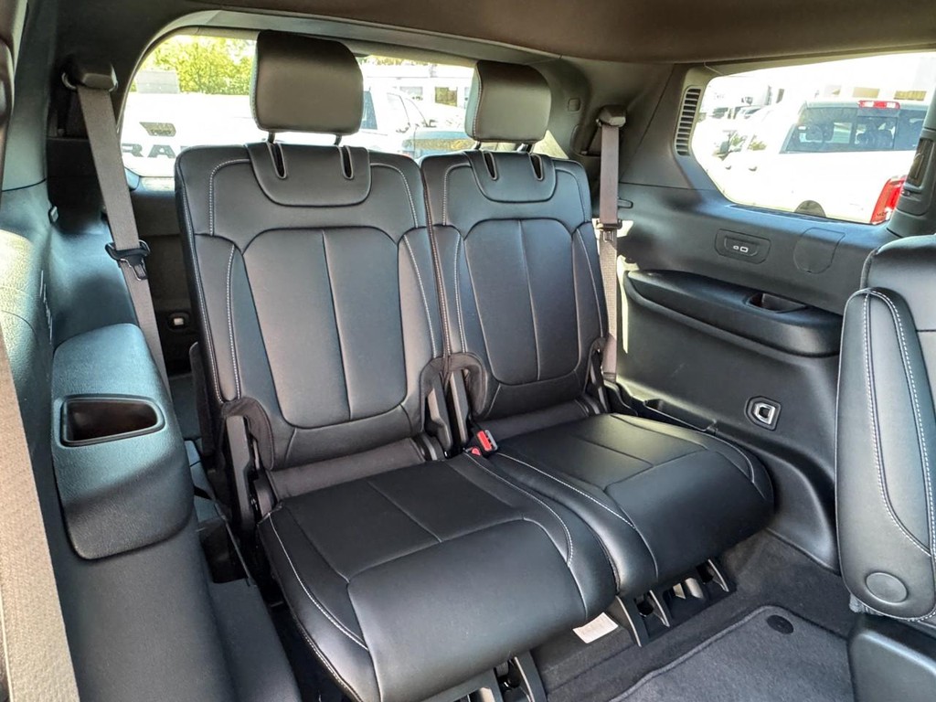 Jeep Grand Cherokee L Vehicle Full-screen Gallery Image 06