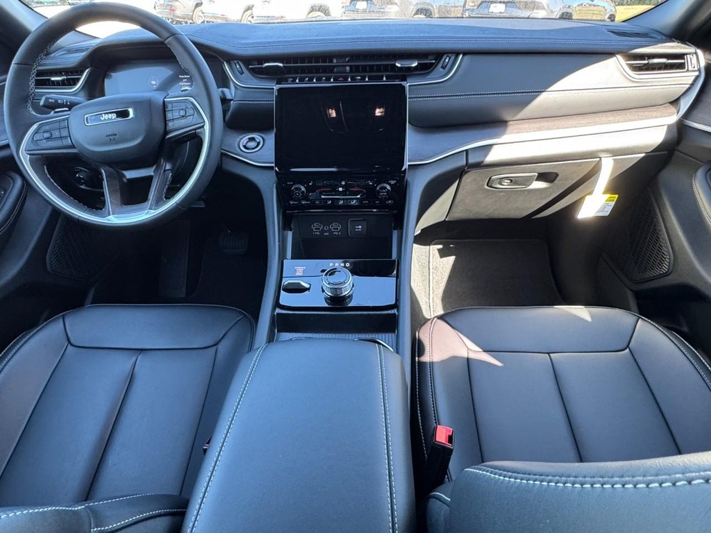 Jeep Grand Cherokee L Vehicle Full-screen Gallery Image 07