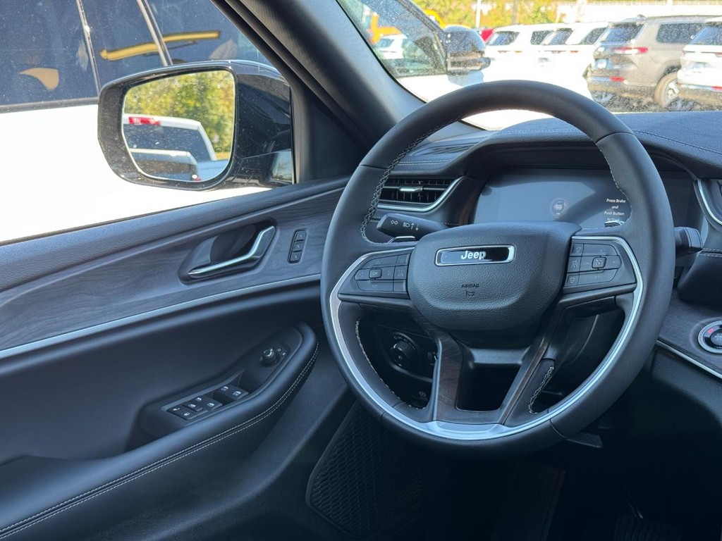 Jeep Grand Cherokee L Vehicle Full-screen Gallery Image 08