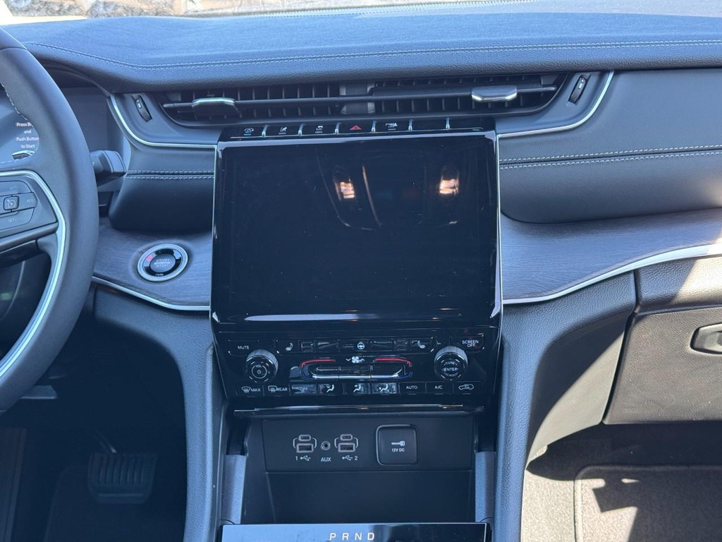 Jeep Grand Cherokee L Vehicle Full-screen Gallery Image 09