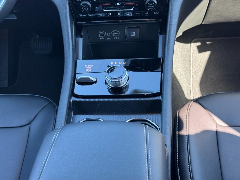 Jeep Grand Cherokee L Vehicle Full-screen Gallery Image 10