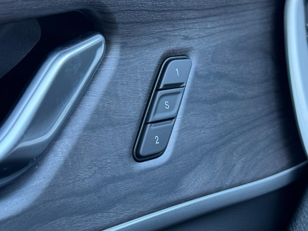 Jeep Grand Cherokee L Vehicle Full-screen Gallery Image 11