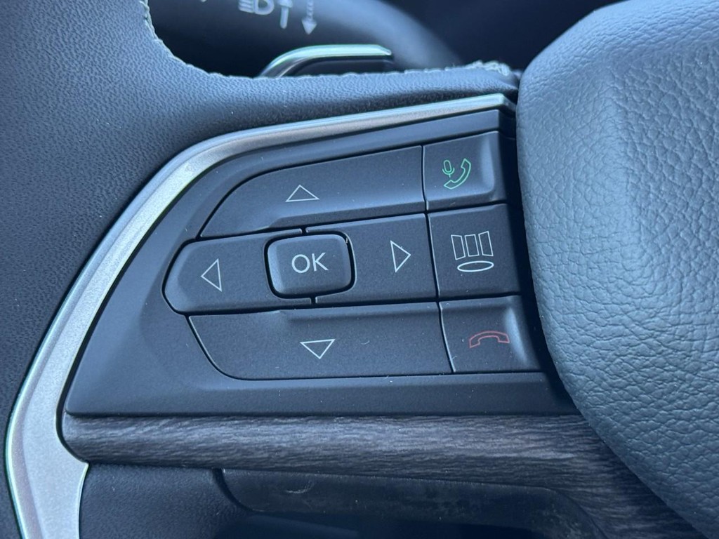 Jeep Grand Cherokee L Vehicle Full-screen Gallery Image 12