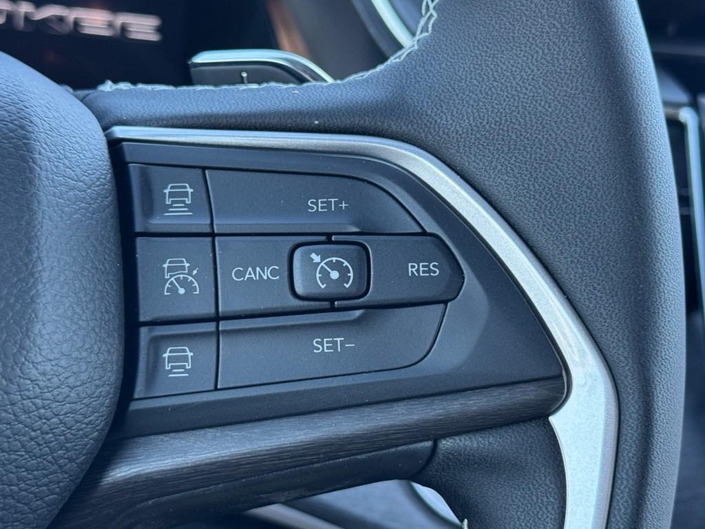 Jeep Grand Cherokee L Vehicle Full-screen Gallery Image 13