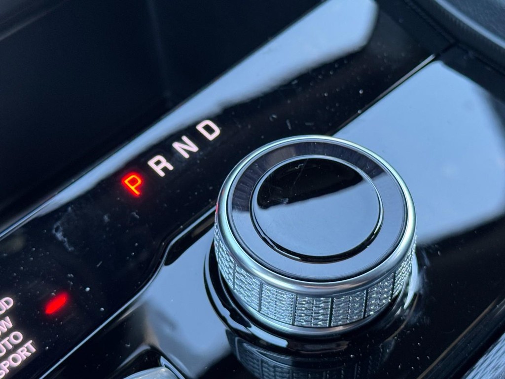 Jeep Grand Cherokee L Vehicle Full-screen Gallery Image 14