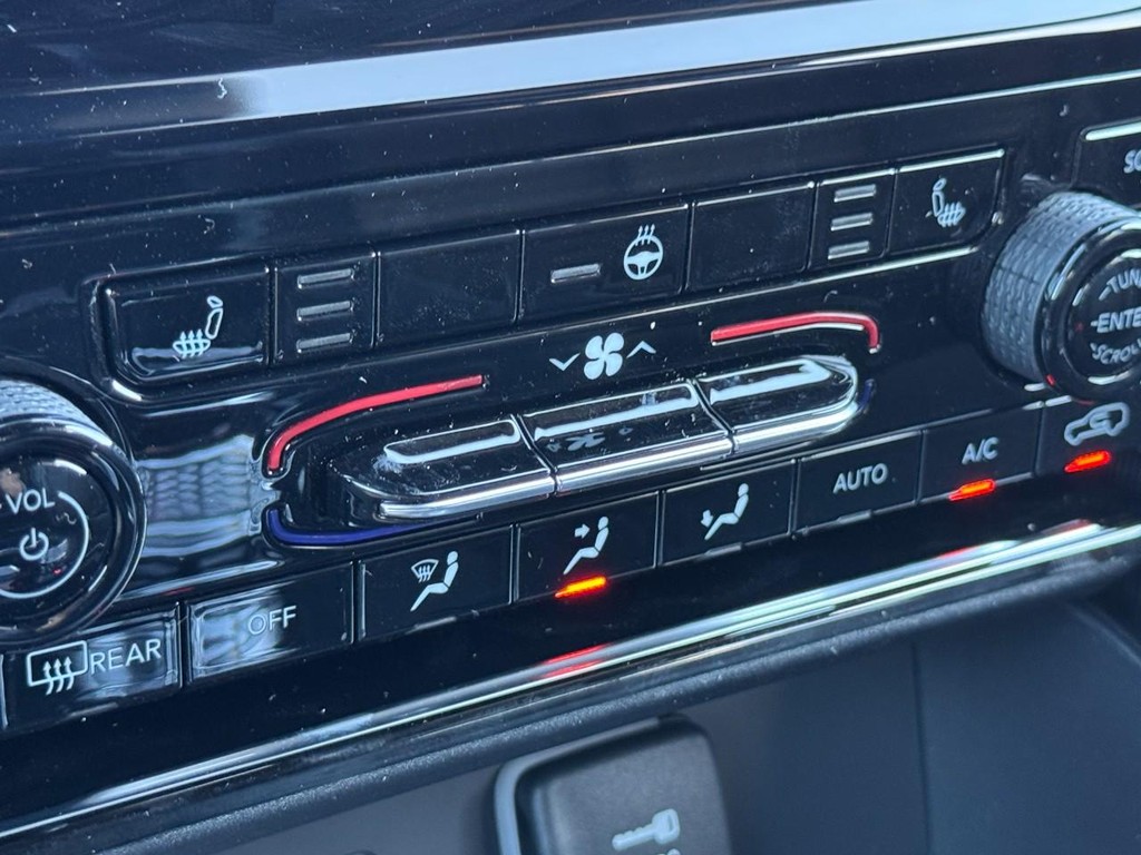 Jeep Grand Cherokee L Vehicle Full-screen Gallery Image 16